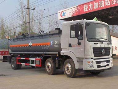 程力威牌CLW5250GFWD5型腐蝕性物品罐式運(yùn)輸車