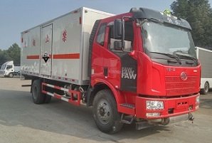 程力威牌CLW5180XFWC5型腐蝕性物品廂式運(yùn)輸車