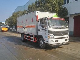 程力威牌CLW5122XFWB5型腐蝕性物品廂式運(yùn)輸車(chē)