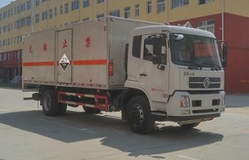 程力威牌CLW5183XFWD5型腐蝕性物品廂式運(yùn)輸車