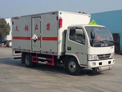 程力威牌CLW5073XFW5型腐蝕性物品廂式運(yùn)輸車(chē)