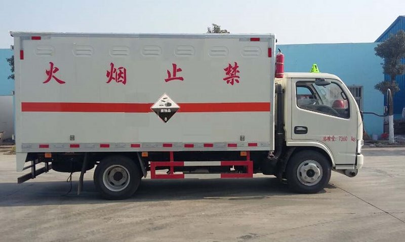 程力威牌CLW5073XFW5型腐蝕性物品廂式運(yùn)輸車(chē)