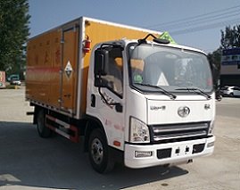 程力威牌CLW5045XFWC5型腐蝕性物品廂式運(yùn)輸車