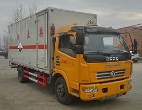 程力威牌CLW5114XFWE5型腐蝕性物品廂式運(yùn)輸車