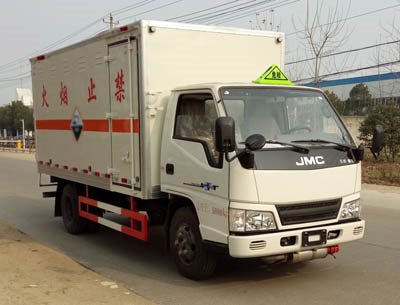 程力威牌CLW5061XFWJ5型腐蝕性物品廂式運(yùn)輸車
