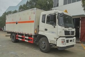 程力威牌CLW5162XFWE5型腐蝕性物品廂式運(yùn)輸車