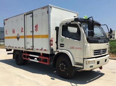 程力威牌CLW5120XFWE5型腐蝕性物品廂式運輸車