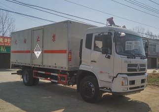 程力威牌CLW5183XZWD5型雜項危險物品廂式運輸車