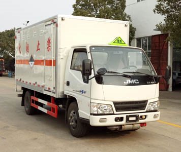 程力威牌CLW5061XZWJ5型雜項(xiàng)危險(xiǎn)物品廂式運(yùn)輸車