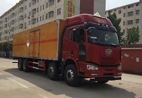程力威牌CLW5320XZWC5型雜項(xiàng)危險(xiǎn)物品廂式運(yùn)輸車
