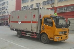 程力威牌CLW5114XZWE5型雜項(xiàng)危險(xiǎn)物品廂式運(yùn)輸車