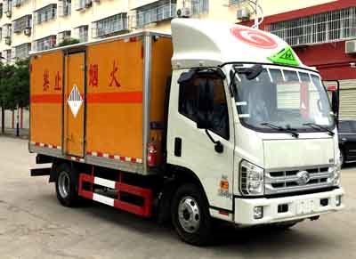程力威牌CLW5041XZWB5型雜項(xiàng)危險(xiǎn)物品廂式運(yùn)輸車