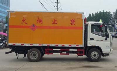 程力威牌CLW5040XRYB5型易燃液體廂式運輸車