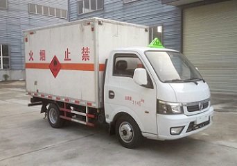 程力威牌CLW5035XRYE5型易燃液體廂式運輸車