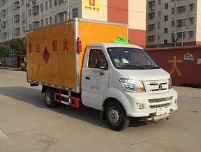 程力威牌CLW5030XRYCD5型易燃液體廂式運輸車