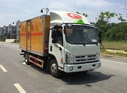 程力威牌CLW5041XRYB5型易燃液體廂式運(yùn)輸車(chē)
