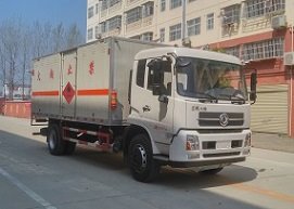 程力威牌CLW5183XRYD5型易燃液體廂式運(yùn)輸車