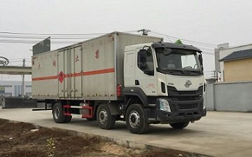 程力威牌CLW5251XRYL5型易燃液體廂式運(yùn)輸車