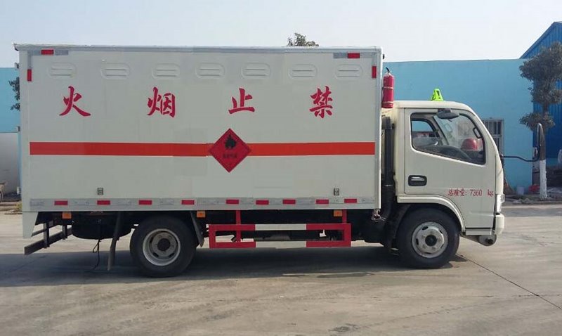 程力威牌CLW5075XRY5型易燃液體廂式運輸車