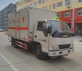 程力威牌CLW5041XRYJ5型易燃液體廂式運(yùn)輸車