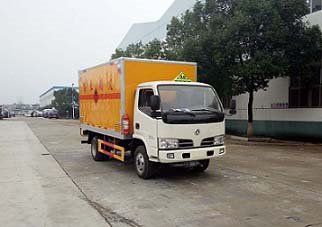 程力威牌CLW5040XRYE5型易燃液體廂式運輸車