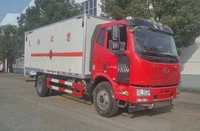 程力威牌CLW5180XRYC5型易燃液體廂式運輸車