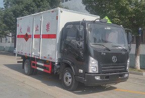程力威牌CLW5083XRYS5型易燃液體廂式運輸車
