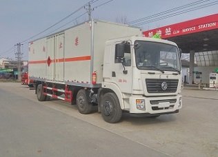 程力威牌CLW5255XRYE5型易燃液體廂式運(yùn)輸車(chē)
