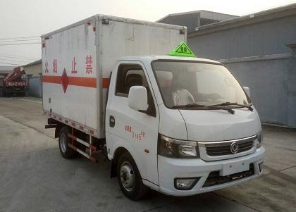 程力威牌CLW5035XRQE5型易燃氣體廂式運輸車