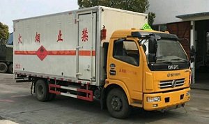 程力威牌CLW5114XRQE5型易燃?xì)怏w廂式運(yùn)輸車