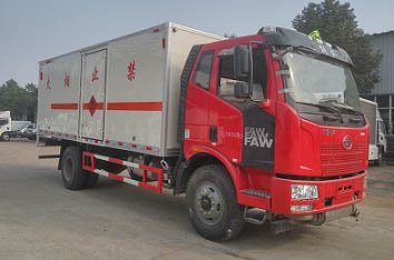 程力威牌CLW5182XRQC5型易燃?xì)怏w廂式運(yùn)輸車