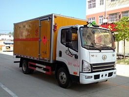 程力威牌CLW5045XRQC5型易燃?xì)怏w廂式運(yùn)輸車