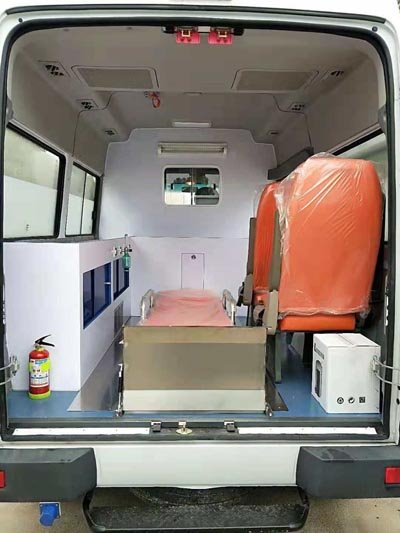 程力威牌CLW5040XJHNJ5型救護(hù)車