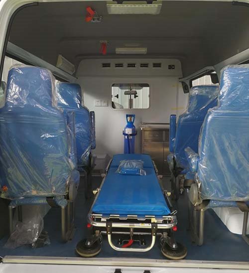 程力威牌CLW5045XJHEQ5型救護車