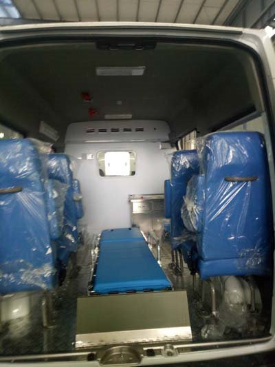 程力威牌CLW5044XJHJ5型救護(hù)車