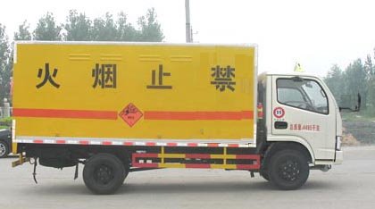 程力威牌CLW5042XQY5型爆破器材運(yùn)輸車