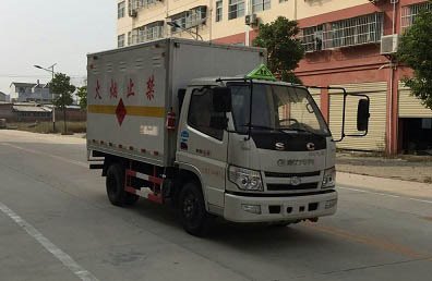 程力威牌CLW5040XQYSS5型爆破器材運(yùn)輸車