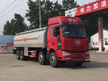 程力威牌CLW5322GYYC5型運(yùn)油車(chē)