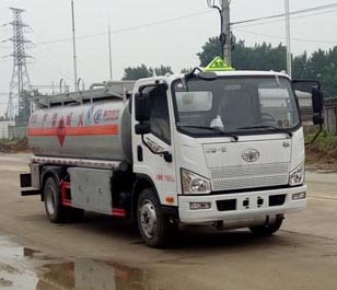 程力威牌CLW5120GYYC5型運(yùn)油車