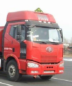 程力威牌CLW5251GYYC5型運(yùn)油車