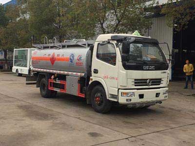 程力威牌CLW5120GJYE5型加油車