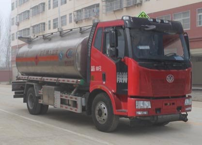程力威牌CLW5180GYYLC5型鋁合金運(yùn)油車