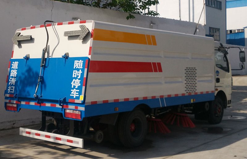 國(guó)五東風(fēng)多利卡D7掃路車