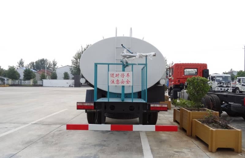 東風(fēng)小三軸20噸灑水車