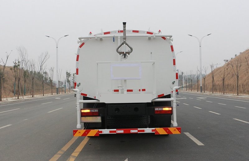 東風(fēng)御龍20噸灑水車