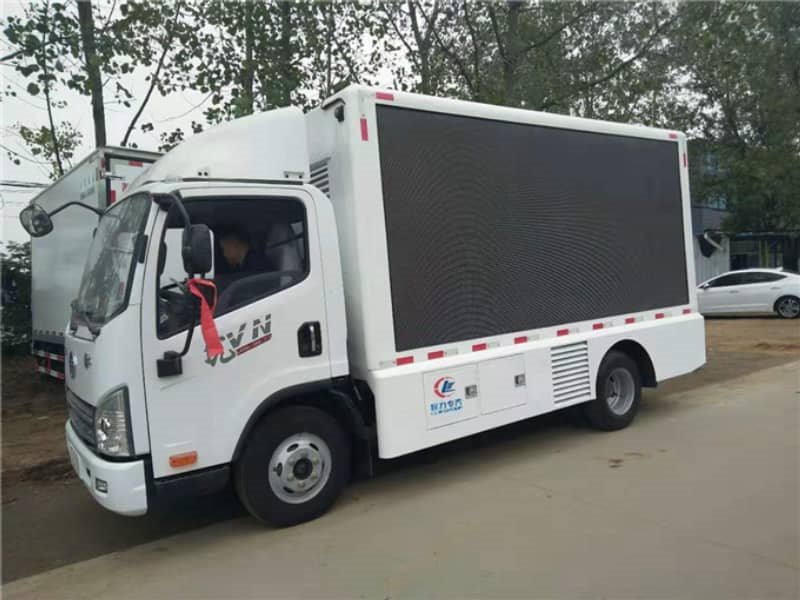 一汽解放廣告宣傳車發(fā)往重慶