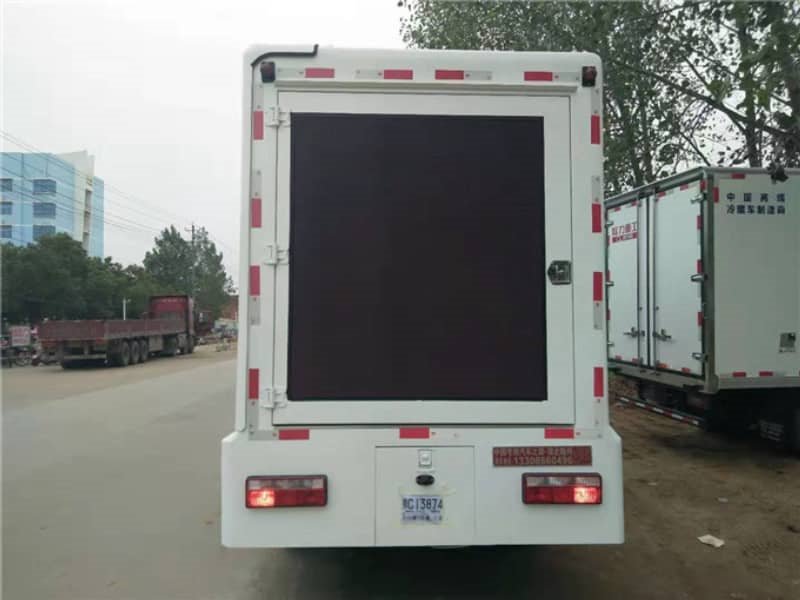 一汽解放廣告宣傳車發(fā)往重慶