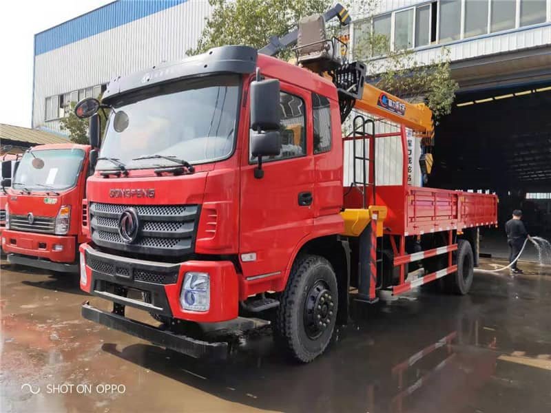 東風(fēng)隨專新款駕駛室單橋隨車(chē)吊