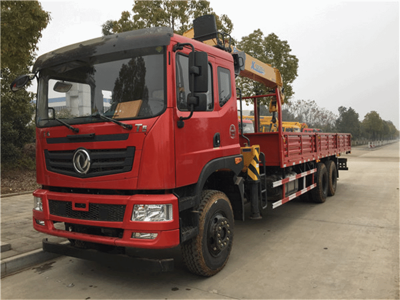 東風(fēng)后八輪12噸徐工隨車吊