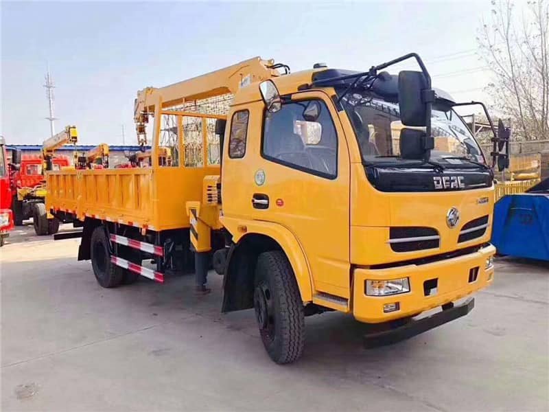 東風福瑞卡4噸隨車吊